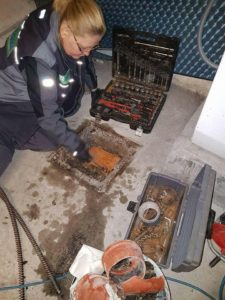 ΓΥΝΑΙΚΑ ΠΟΥ ΚΑΝΕΙ ΤΗΝ ΑΠΟΦΡΑΞΗ ΣΤΟΝ ΥΜΗΤΤΟ